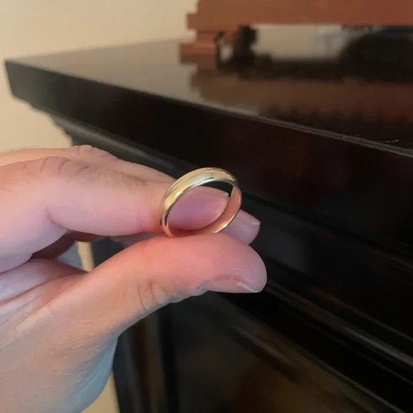 Elegant Gold and Silver Ring - Picture 3 of 4